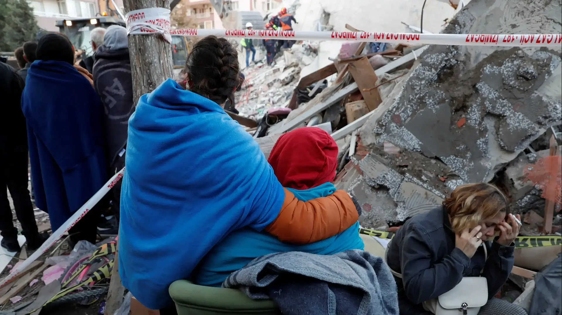 נזקי רעידת האדמה שהורגשה לחופי יוון וטורקיה והובילה לקריסת מבנים. איזמיר, טורקיה. 31 באוקטובר 2020 נזקי רעידת האדמה שהורגשה לחופי יוון וטורקיה והובילה לקריסת מבנים. איזמיר, טורקיה. 31 באוקטובר 2020