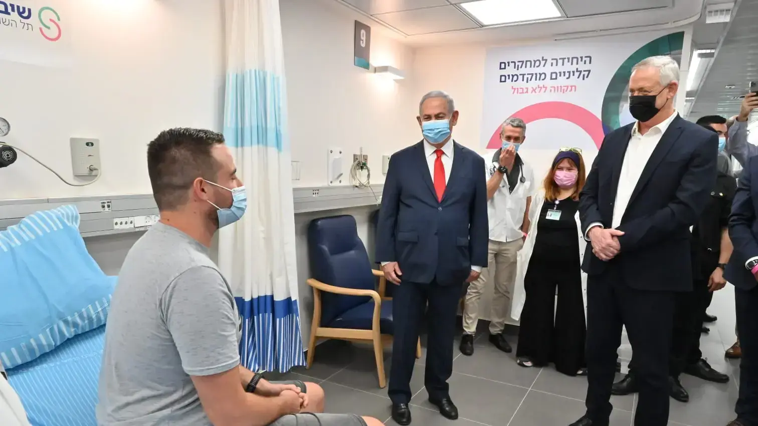 ראש הממשלה, בנימין נתניהו ושר הביטחון, בני גנץ, עם הנסיין הראשון, שגב הראל, לאחר שקיבל את חיסון הקורונה הראשון שפותח במכון הביולוגי בביה"ח שיב"א (תל השומר) 1 בנובמר 2020 ראש הממשלה, בנימין נתניהו ושר הביטחון, בני גנץ, עם הנסיין הראשון, שגב הראל, לאחר שקיבל את חיסון הקורונה הראשון שפותח במכון הביולוגי בביה"ח שיב"א (תל השומר) 1 בנובמר 2020