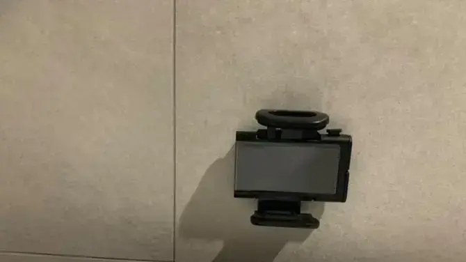מתקן לטלפון נייד באמבטיה מתקן לטלפון נייד באמבטיה
