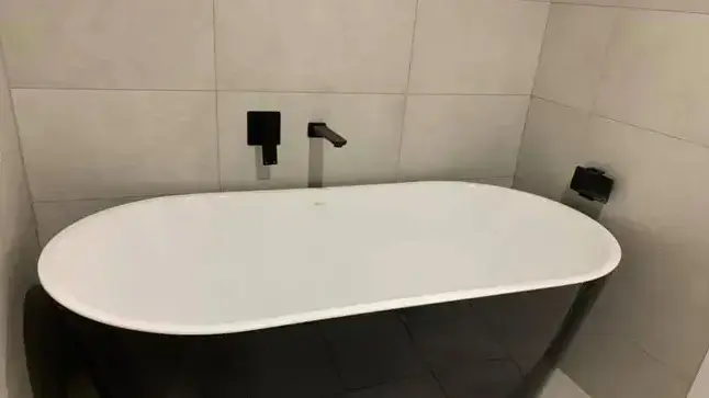 מתקן לטלפון נייד באמבטיה מתקן לטלפון נייד באמבטיה