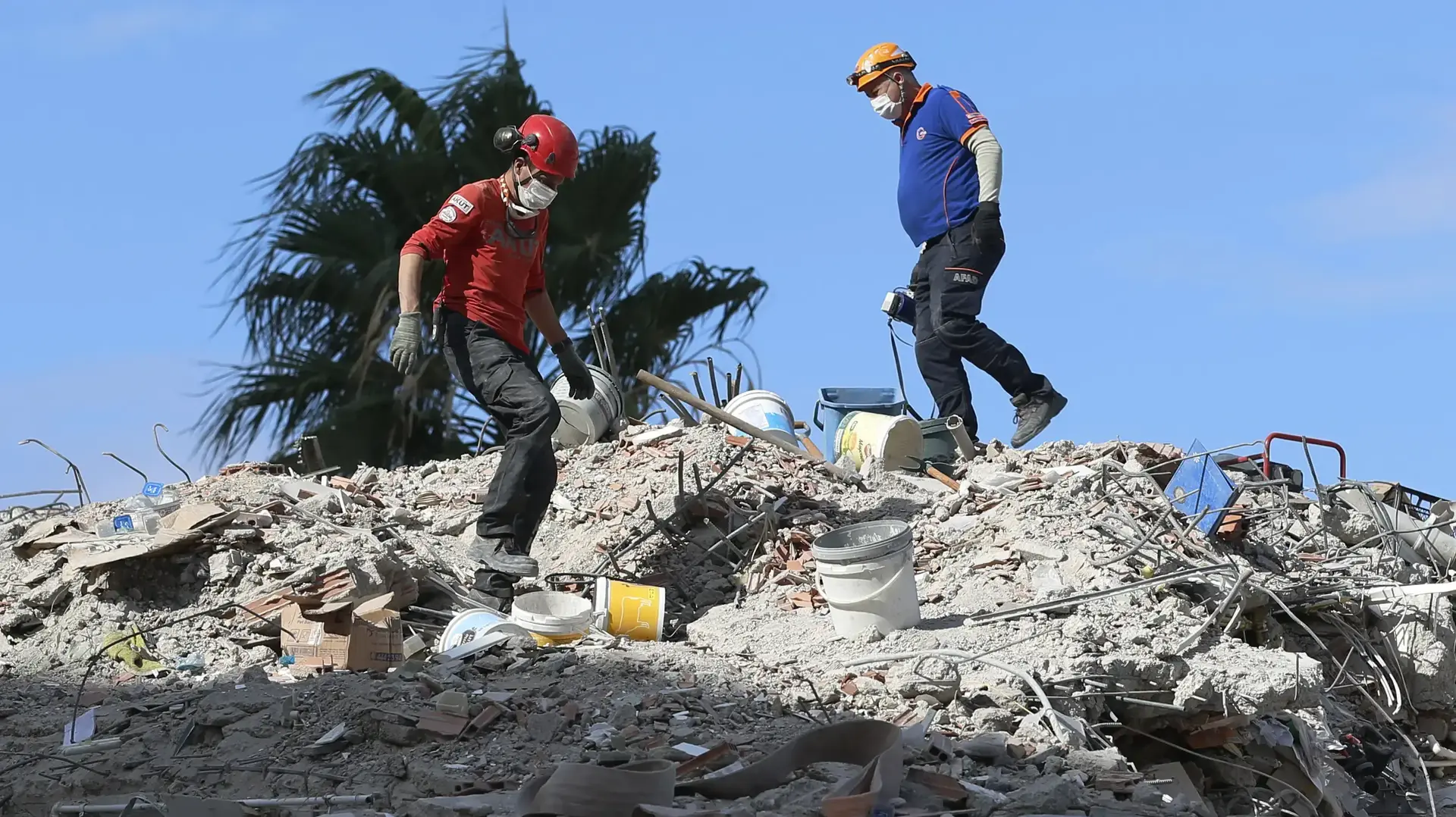 כוחות הצהלה מחפשים ניצולים בין ההריסות בעקבות רעידת האדמה שפקדה את איזמיר, טורקיה 1 בנובמבר 2020 כוחות הצהלה מחפשים ניצולים בין ההריסות בעקבות רעידת האדמה שפקדה את איזמיר, טורקיה 1 בנובמבר 2020