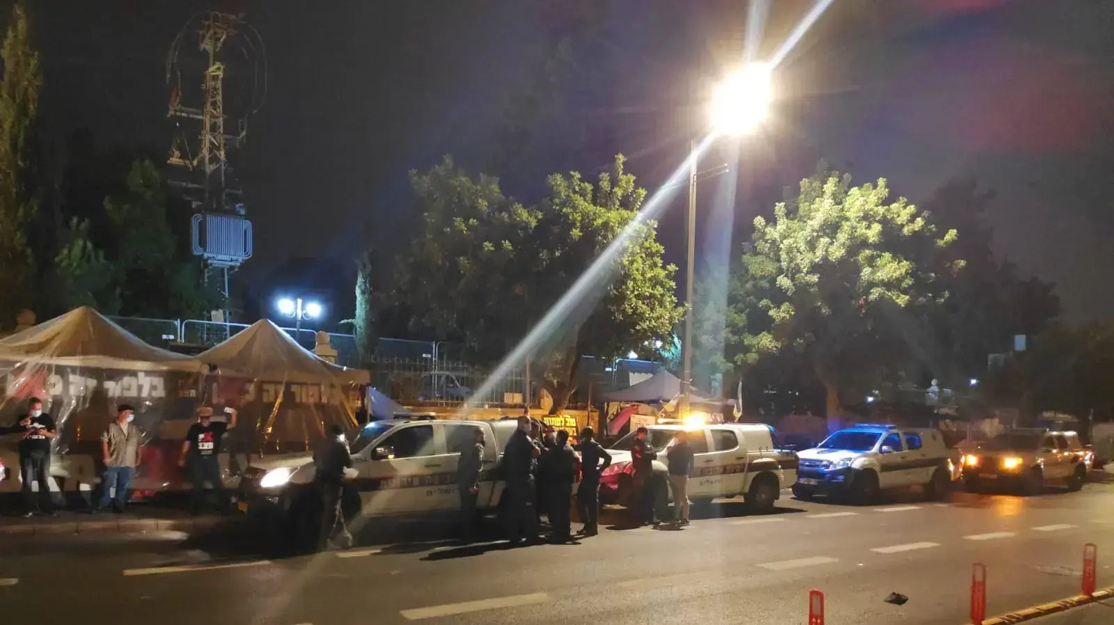 המשטרה ועיריית ירושלים הסירו קירוי ניילון ממאהל המחאה בבלפור; מפגין אחד נעצר. 1 בנובמבר 2020
המשטרה ועיריית ירושלים הסירו קירוי ניילון ממאהל המחאה בבלפור; מפגין אחד נעצר. 1 בנובמבר 2020