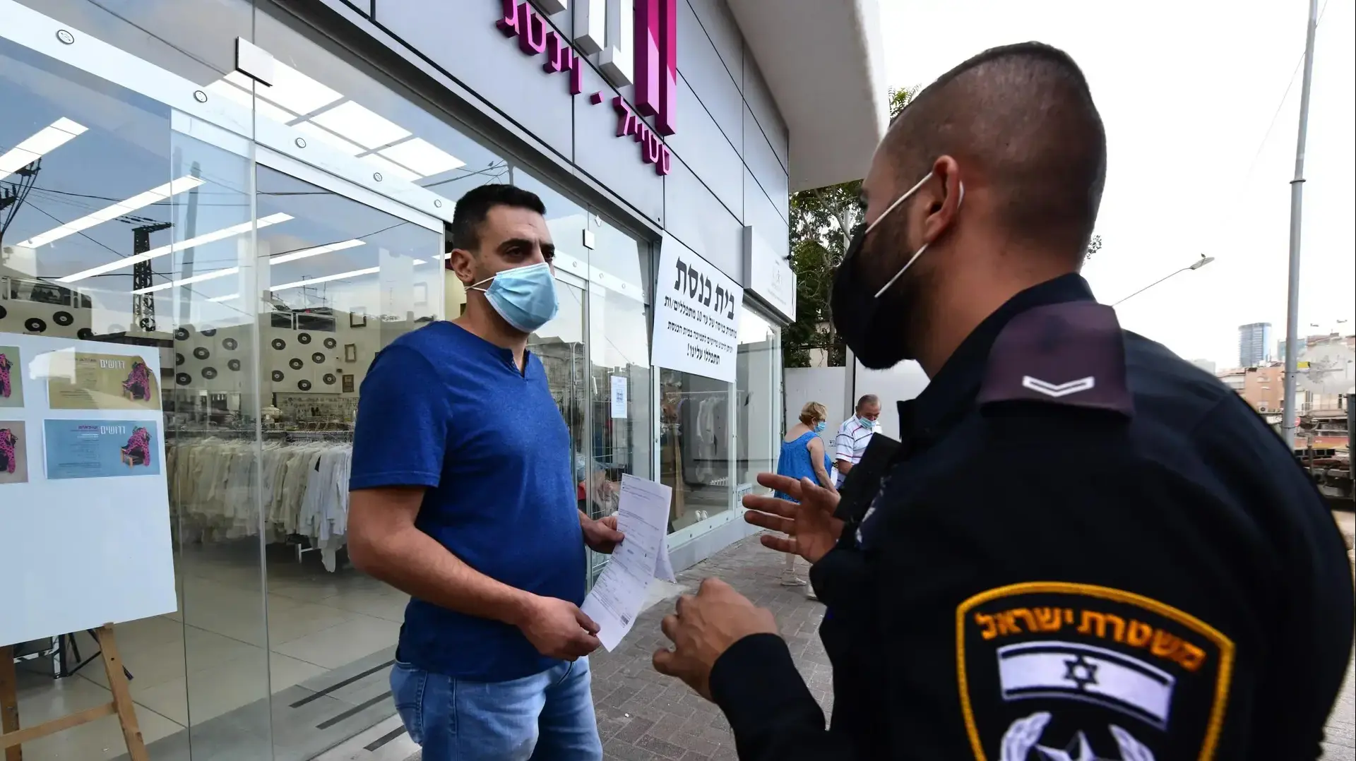 אבי, בעל חנות בגדים שפתח, שם שלט של בית כנסת ונקנס ע"י המשטרה, רמת גן, 2 בנובמבר 2020 שפתח בית כנסת אבי, בעל חנות בגדים שפתח, שם שלט של בית כנסת ונקנס ע"י המשטרה, רמת גן, 2 בנובמבר 2020 שפתח בית כנסת