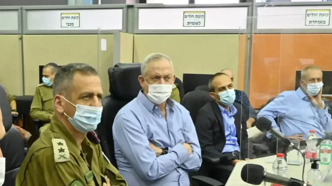 ביקורו של שר הביטחון, בני גנץ, במפקדת "אלון" ביחד עם הרמטכ"ל, רא"ל אביב כוכבי, מפקד פיקוד העורף, אלוף אורי גורדין, ראש "מגן ישראל" פרופ' רוני גמזו וראש "מגן ישראל" הנכנס, פרופ' נחמן אש, מפקד המפקדה המשימתית, תא"ל ניסן דוידי, ועוזר השר להתגוננות, משה אדרי, 3 בנובמבר 2020 ביקורו של שר הביטחון, בני גנץ, במפקדת "אלון" ביחד עם הרמטכ"ל, רא"ל אביב כוכבי, מפקד פיקוד העורף, אלוף אורי גורדין, ראש "מגן ישראל" פרופ' רוני גמזו וראש "מגן ישראל" הנכנס, פרופ' נחמן אש, מפקד המפקדה המשימתית, תא"ל ניסן דוידי, ועוזר השר להתגוננות, משה אדרי, 3 בנובמבר 2020