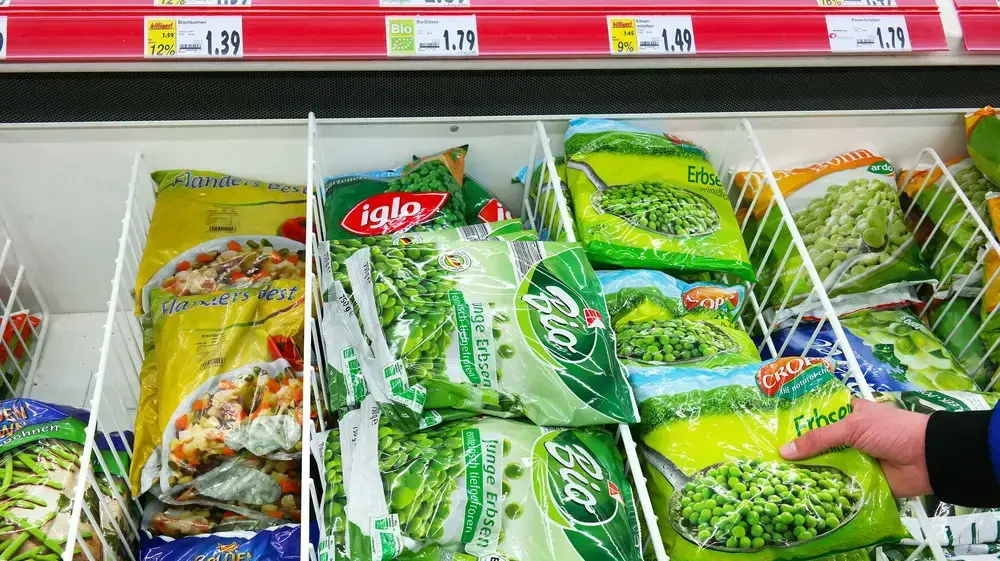 מקרר עם מוצרי מזון קפוא מקרר עם מוצרי מזון קפוא