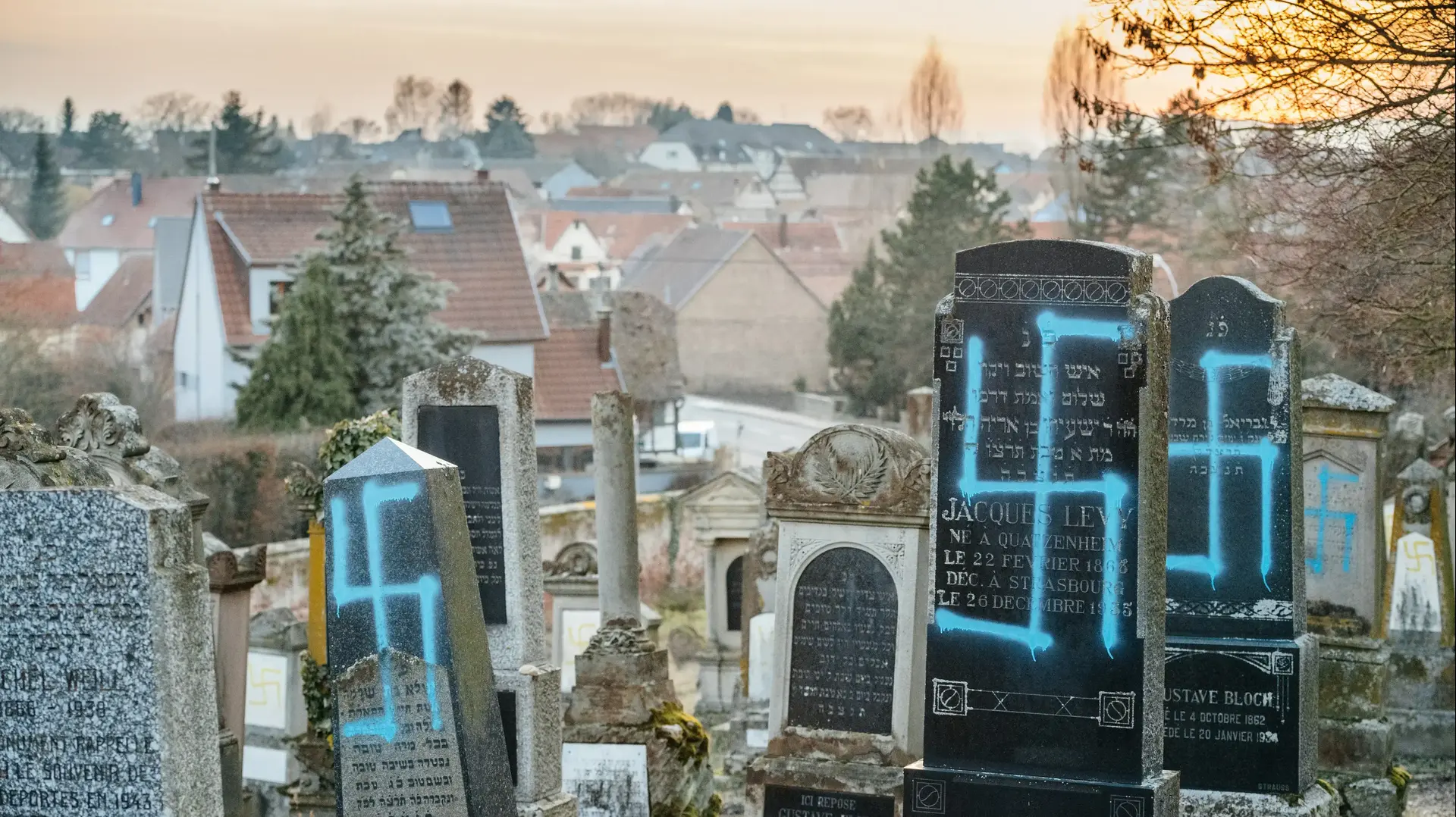 קברים יהודים עם צלב קרס בצרפת