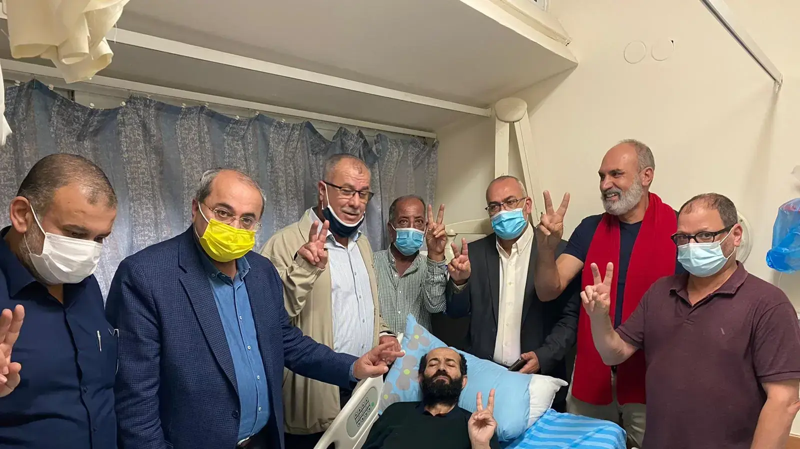 הח"כים אחמד טיבי, אוסאמה סעדי, וואליד טאהה ועופר כסיף (הרשימה המשותפת) מבקרים את העציר המנהלי מאהר אל-אחרס. 6 בנובמבר 2020