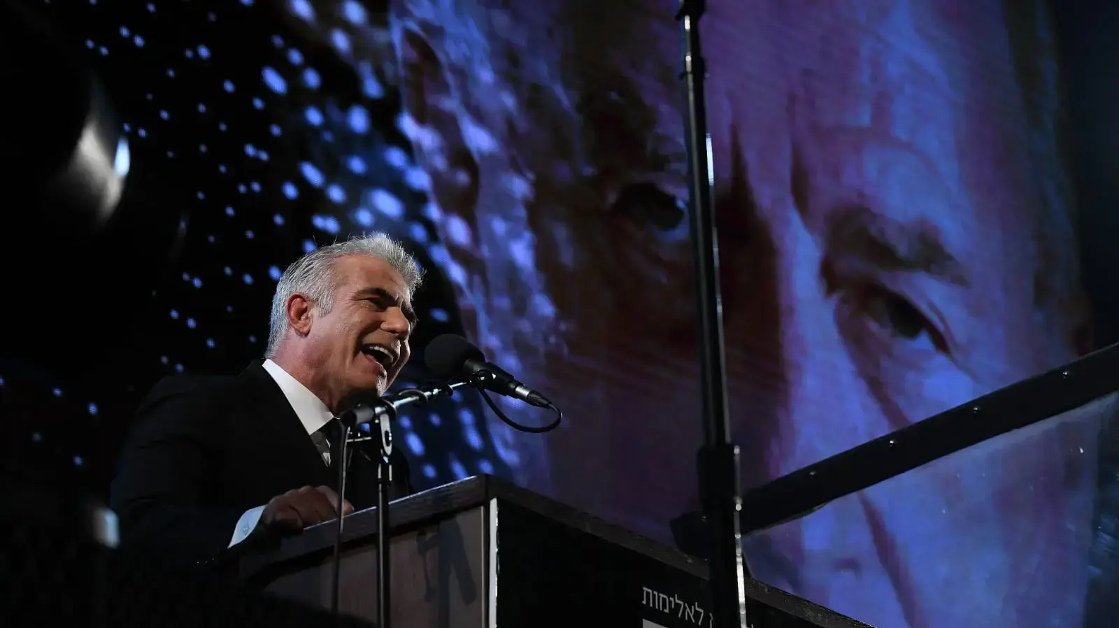 יאיר לפיד עצרת לזכר 25 שנה לרצח יצחק רבין. כיכר רבין, ת״א, 7 בנובמבר 2020 יאיר לפיד עצרת לזכר 25 שנה לרצח יצחק רבין. כיכר רבין, ת״א, 7 בנובמבר 2020