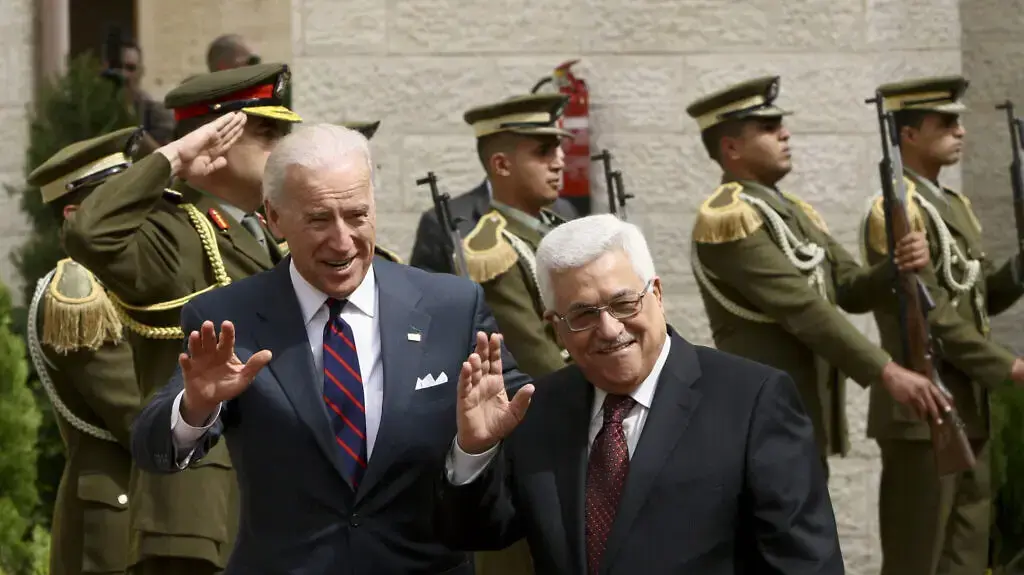 ג'ו ביידן, ונשיא הרשות הפלסטינית, אבו מאזן מנופפים לתקשורת לקראת פגישתם במוקטעה 10 במרץ 2010 ג'ו ביידן, ונשיא הרשות הפלסטינית, אבו מאזן מנופפים לתקשורת לקראת פגישתם במוקטעה 10 במרץ 2010