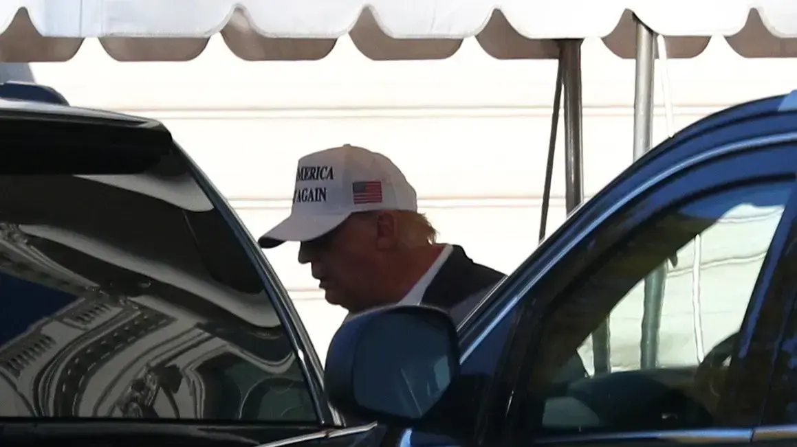 נשיא ארה"ב דונאלד טראמפ בדרכו למגרש גולף, 8 בנובמבר 2020 נשיא ארה"ב דונאלד טראמפ בדרכו למגרש גולף, 8 בנובמבר 2020
