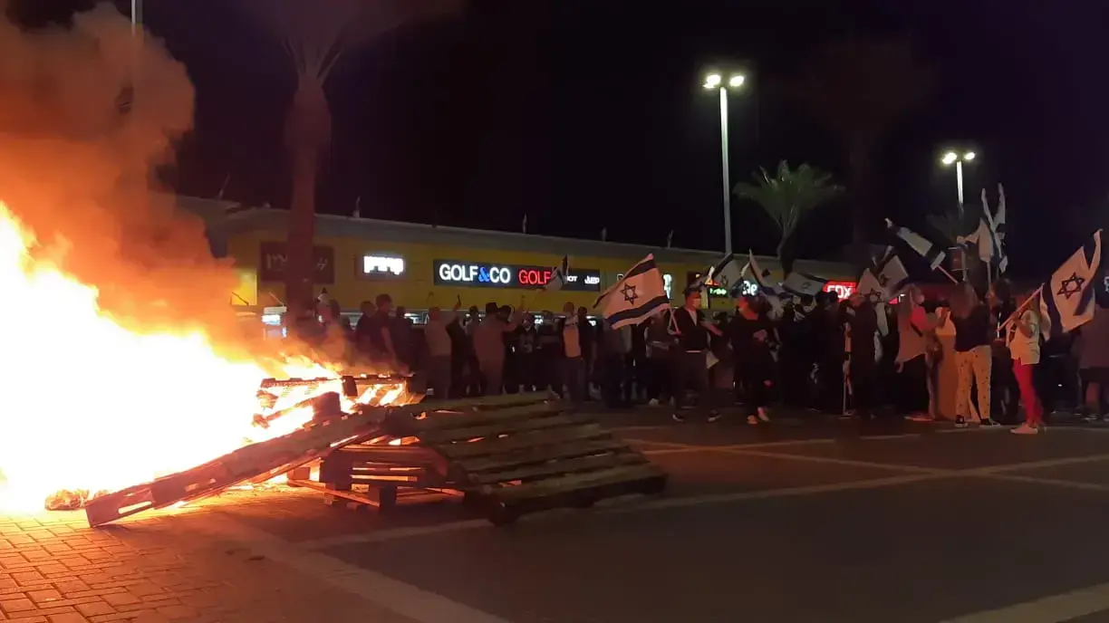 מחאה על החלטת הממשלה המפלה לרעה את העסקים במתחמי הקניות הפתוחים, בזמן שמאפשרת את פתיחתם הבלעדית של חנויות הרחוב, מתחם ביג קריית גת, 8 בנובמבר 2020
