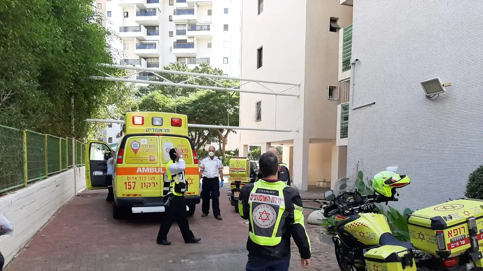 הזירה בה מת גבר כבן 60 בנפילה מגובה במהלך עבודתו ברחוב שאול אביגור בתל אביב יפו. 09 בנובמבר 2020 הזירה בה מת גבר כבן 60 בנפילה מגובה במהלך עבודתו ברחוב שאול אביגור בתל אביב יפו. 09 בנובמבר 2020