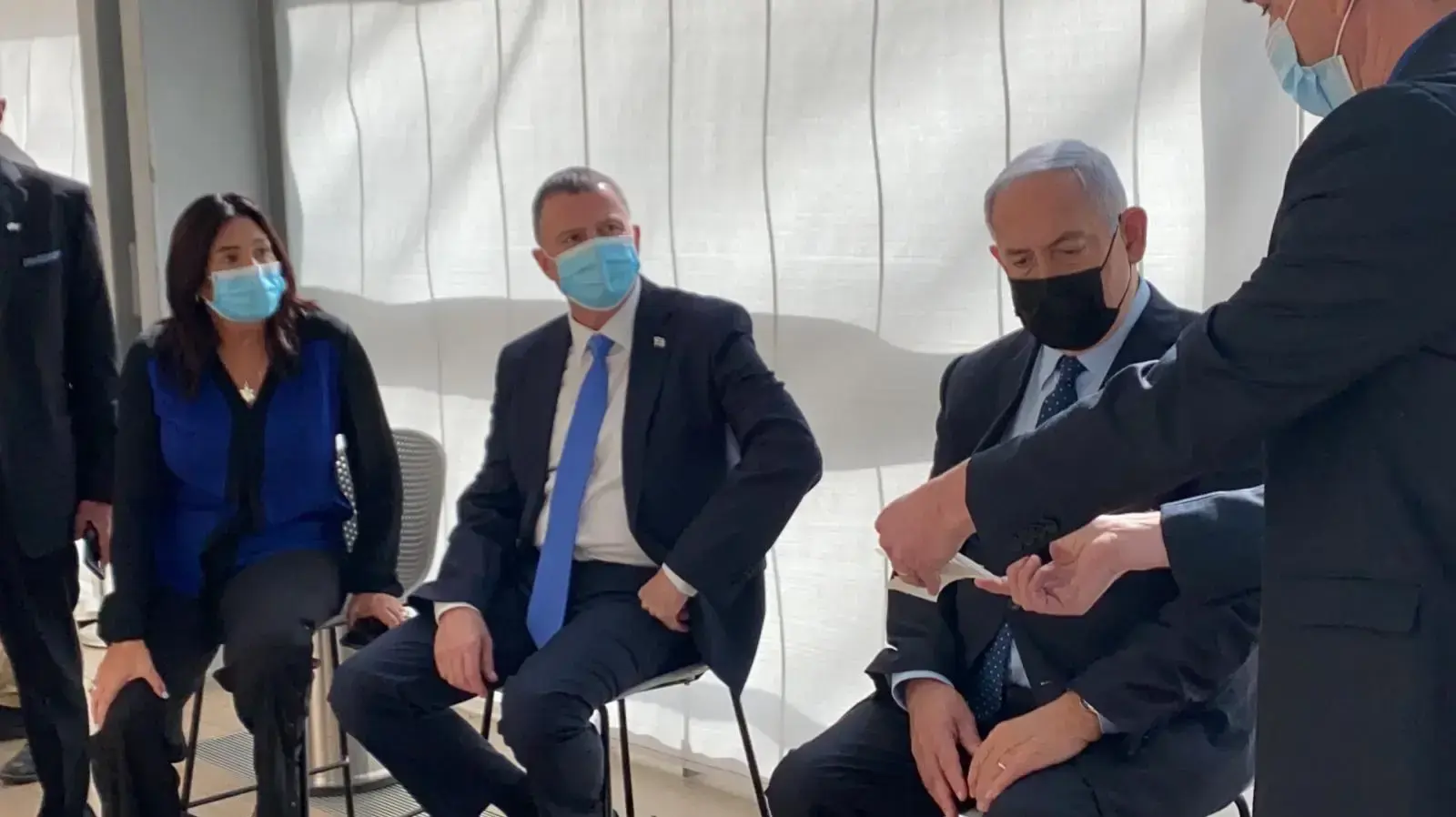 שר הבריאות יולי (יואל) אדלשטיין בסיור משותף עם ראש הממשלה נתניהו ועם שרת התחבורה מירי רגב במעבדת הקורונה החדשה בנתב"ג, 9 בנובמבר 2020 שר הבריאות יולי (יואל) אדלשטיין בסיור משותף עם ראש הממשלה נתניהו ועם שרת התחבורה מירי רגב במעבדת הקורונה החדשה בנתב"ג, 9 בנובמבר 2020