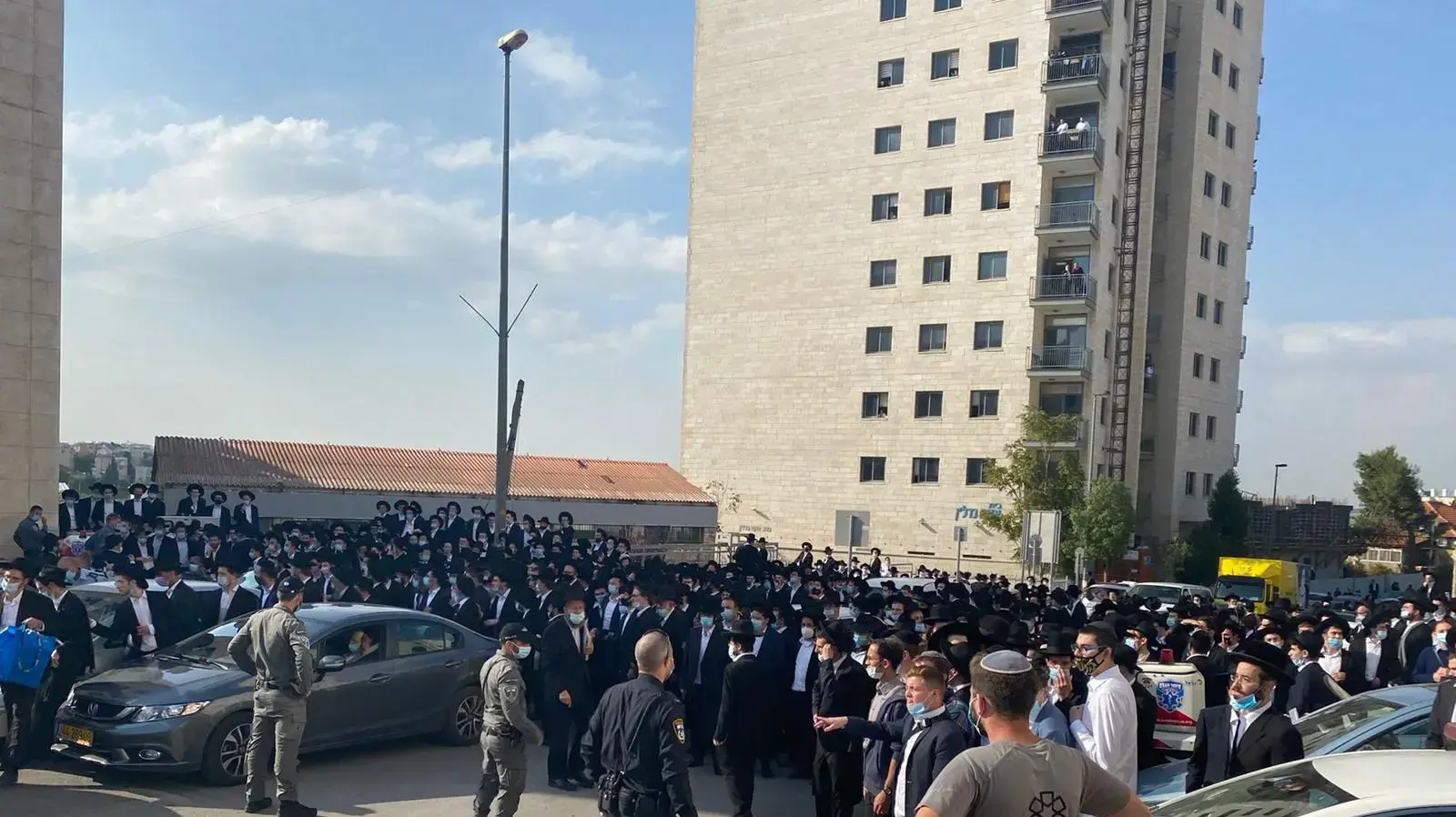 כוחות משטרה גדולים מנסים לחסום כעת בכניסה לירושלים מאות רבות של חרדים מלהשתתף במסע הלוויה של הרב פיינשטיין שנפטר בארה״ב בערב שבת כוחות משטרה גדולים מנסים לחסום כעת בכניסה לירושלים מאות רבות של חרדים מלהשתתף במסע הלוויה של הרב פיינשטיין שנפטר בארה״ב בערב שבת