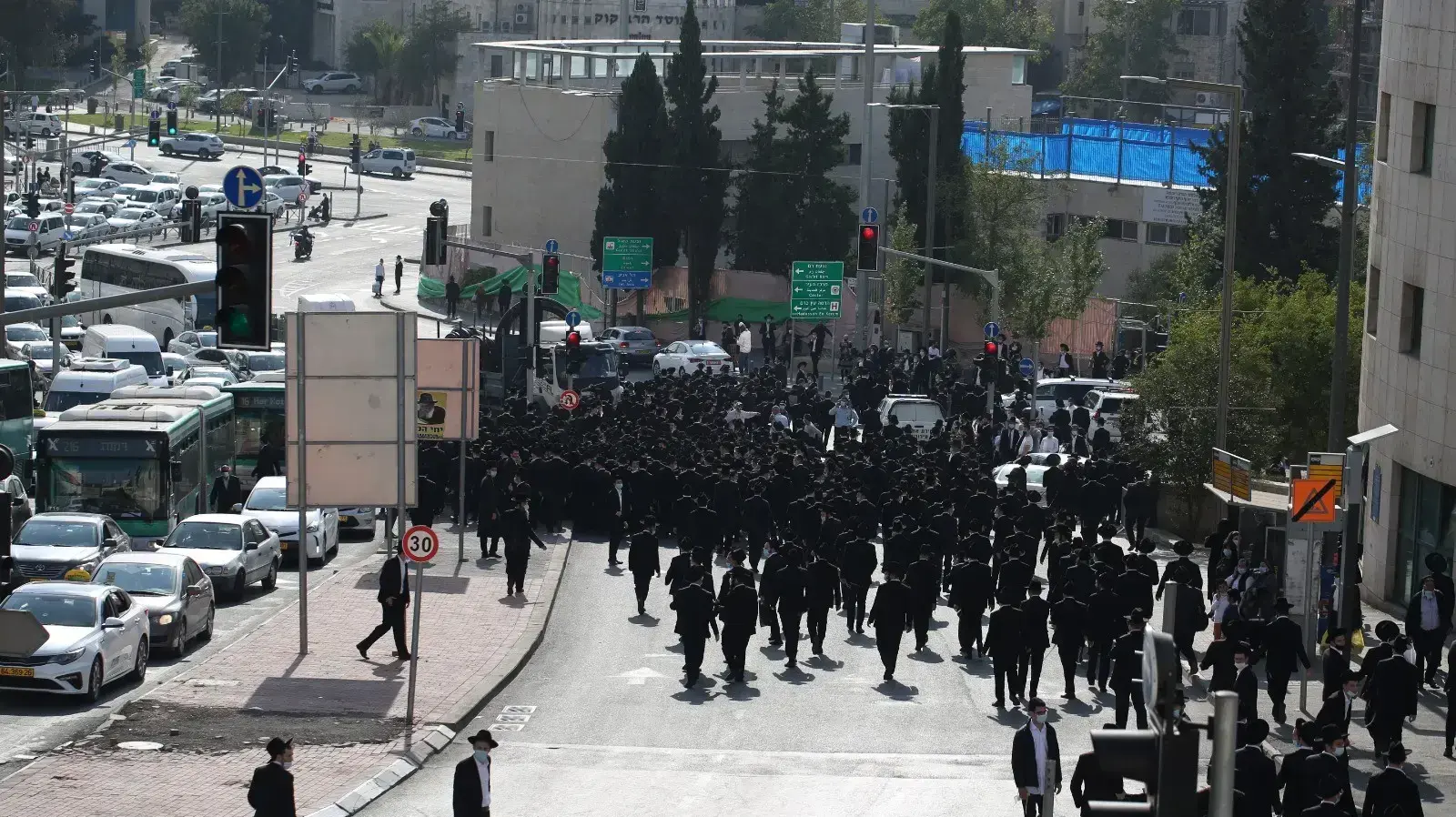 כוחות משטרה גדולים מנסים לחסום כעת בכניסה לירושלים מאות רבות של חרדים מלהשתתף במסע הלוויה של הרב פיינשטיין שנפטר בארה״ב בערב שבת כוחות משטרה גדולים מנסים לחסום כעת בכניסה לירושלים מאות רבות של חרדים מלהשתתף במסע הלוויה של הרב פיינשטיין שנפטר בארה״ב בערב שבת