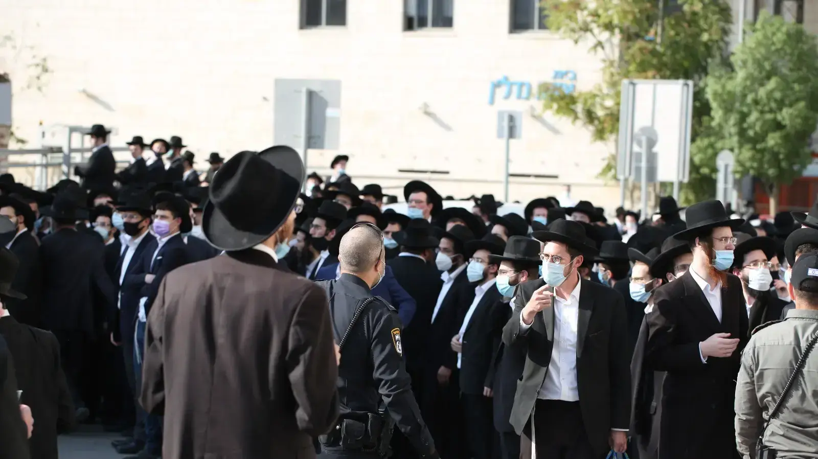כוחות משטרה גדולים מנסים לחסום כעת בכניסה לירושלים מאות רבות של חרדים מלהשתתף במסע הלוויה של הרב פיינשטיין שנפטר בארה״ב בערב שבת כוחות משטרה גדולים מנסים לחסום כעת בכניסה לירושלים מאות רבות של חרדים מלהשתתף במסע הלוויה של הרב פיינשטיין שנפטר בארה״ב בערב שבת