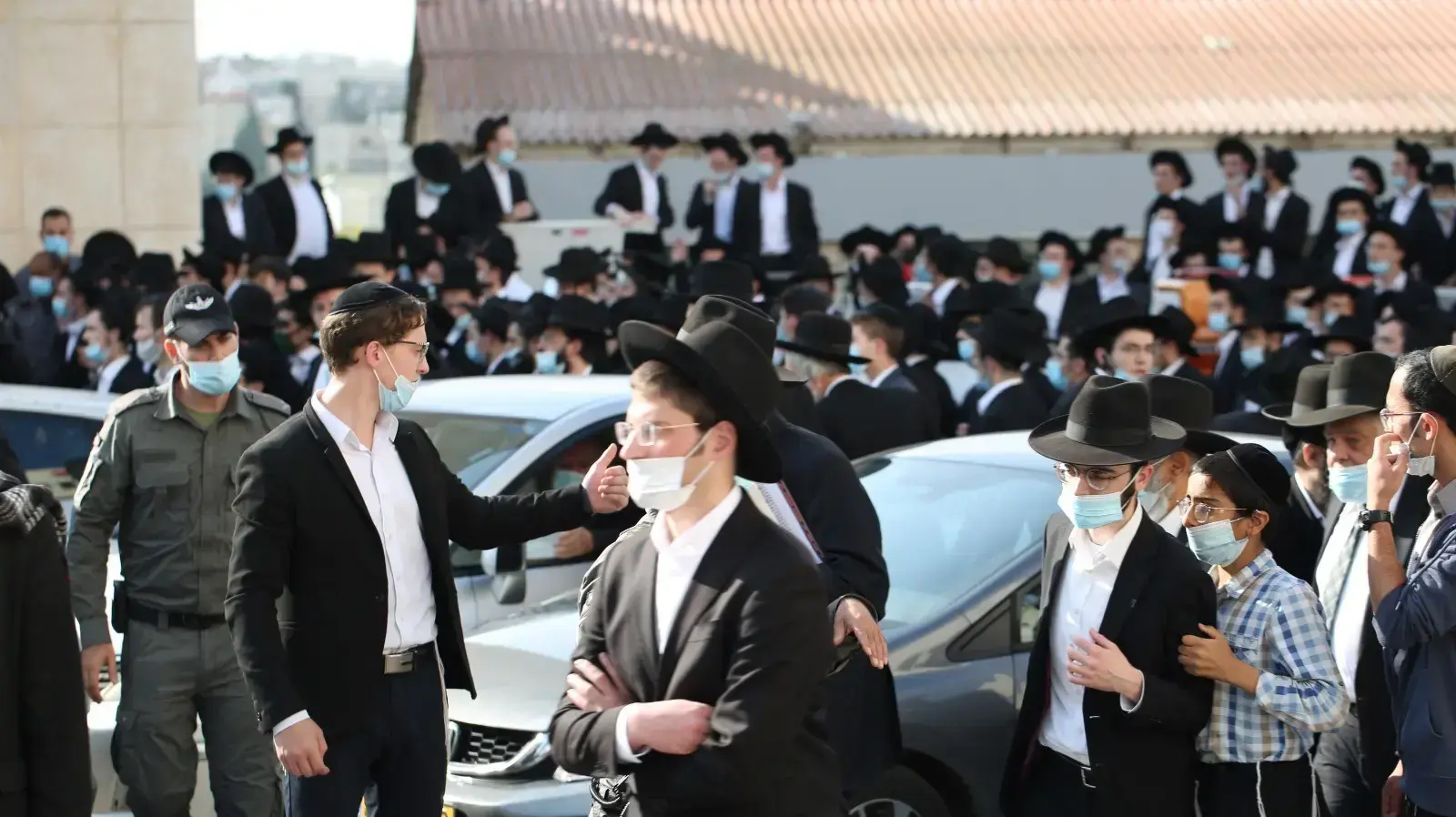 כוחות משטרה גדולים מנסים לחסום כעת בכניסה לירושלים מאות רבות של חרדים מלהשתתף במסע הלוויה של הרב פיינשטיין שנפטר בארה״ב בערב שבת כוחות משטרה גדולים מנסים לחסום כעת בכניסה לירושלים מאות רבות של חרדים מלהשתתף במסע הלוויה של הרב פיינשטיין שנפטר בארה״ב בערב שבת