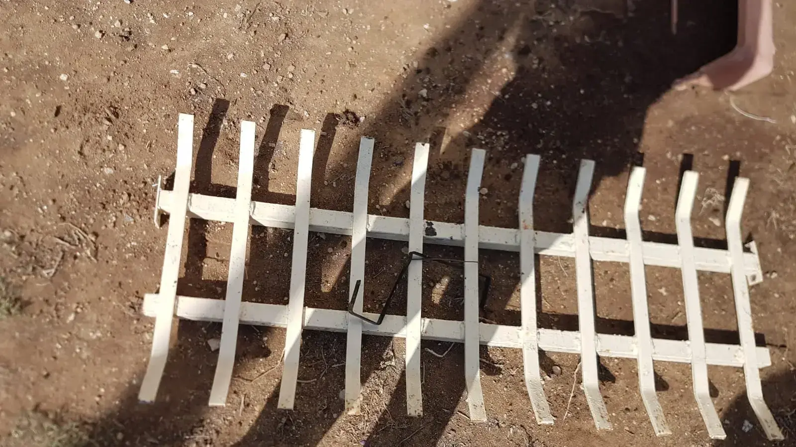 צעירה נפלה למותה מבניין במצפה רמון אחרי שנשענה על אדן החלון והסורגים נעקרו ממקומם. 10 בנובמבר 2020 צעירה נפלה למותה מבניין במצפה רמון אחרי שנשענה על אדן החלון והסורגים נעקרו ממקומם. 10 בנובמבר 2020