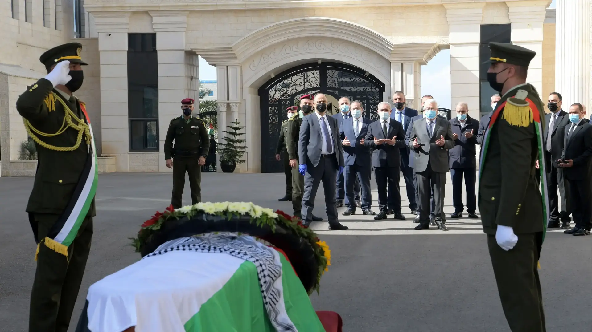 מסע ההלוויה של בכיר הרש"פ, סאיב עריקאת ברמאללה 11 בנובמבר 2020
מסע ההלוויה של בכיר הרש"פ, סאיב עריקאת ברמאללה 11 בנובמבר 2020