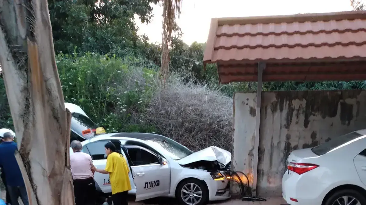 התנגשות של מונית בקיר באליכין, אישה כבת 70 נפצעה באורח קשה. 11 בנובמבר 2020 התנגשות של מונית בקיר באליכין, אישה כבת 70 נפצעה באורח קשה. 11 בנובמבר 2020