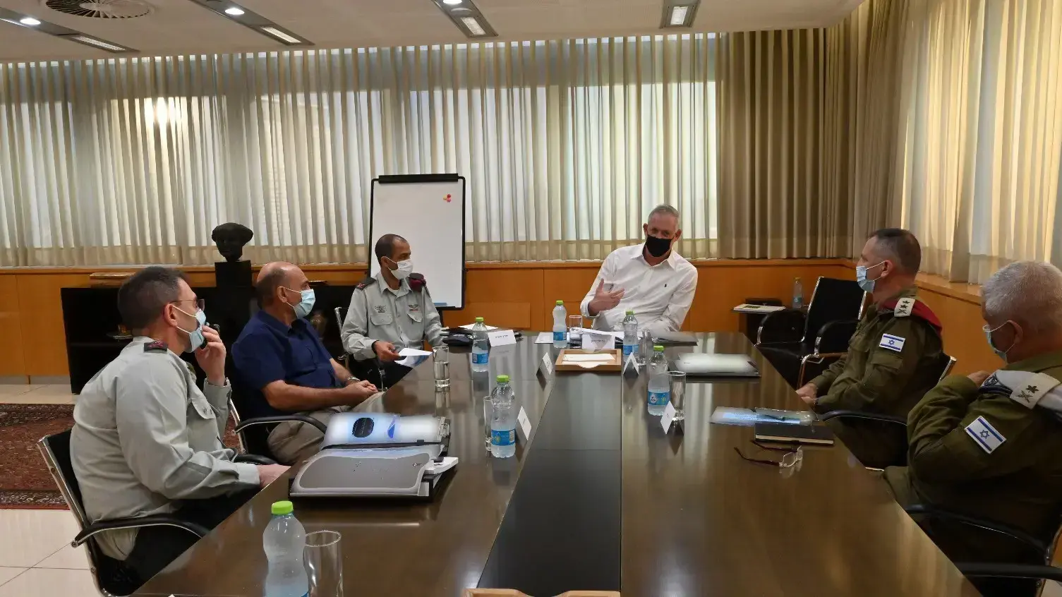 ישיבת שר הביטחון בני גנץ עם הרמטכ"ל אביב כוכבי בה אושר להעניק  אות מערכה ללוחמי צה"ל בתקופת הלחימה בלבנון. 11 בנובמבר 2020