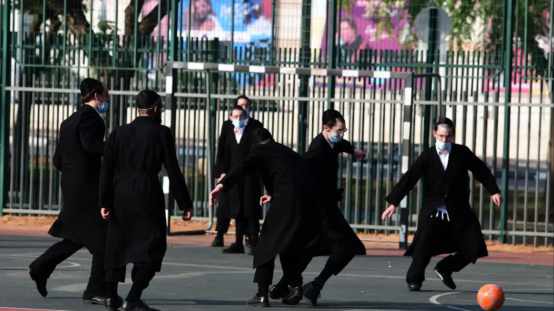 תלמידי ישיבה משחקים כדורגל בפארק בפתח תקווה, 13 בנובמבר 2020 תלמידי ישיבה משחקים כדורגל בפארק בפתח תקווה, 13 בנובמבר 2020