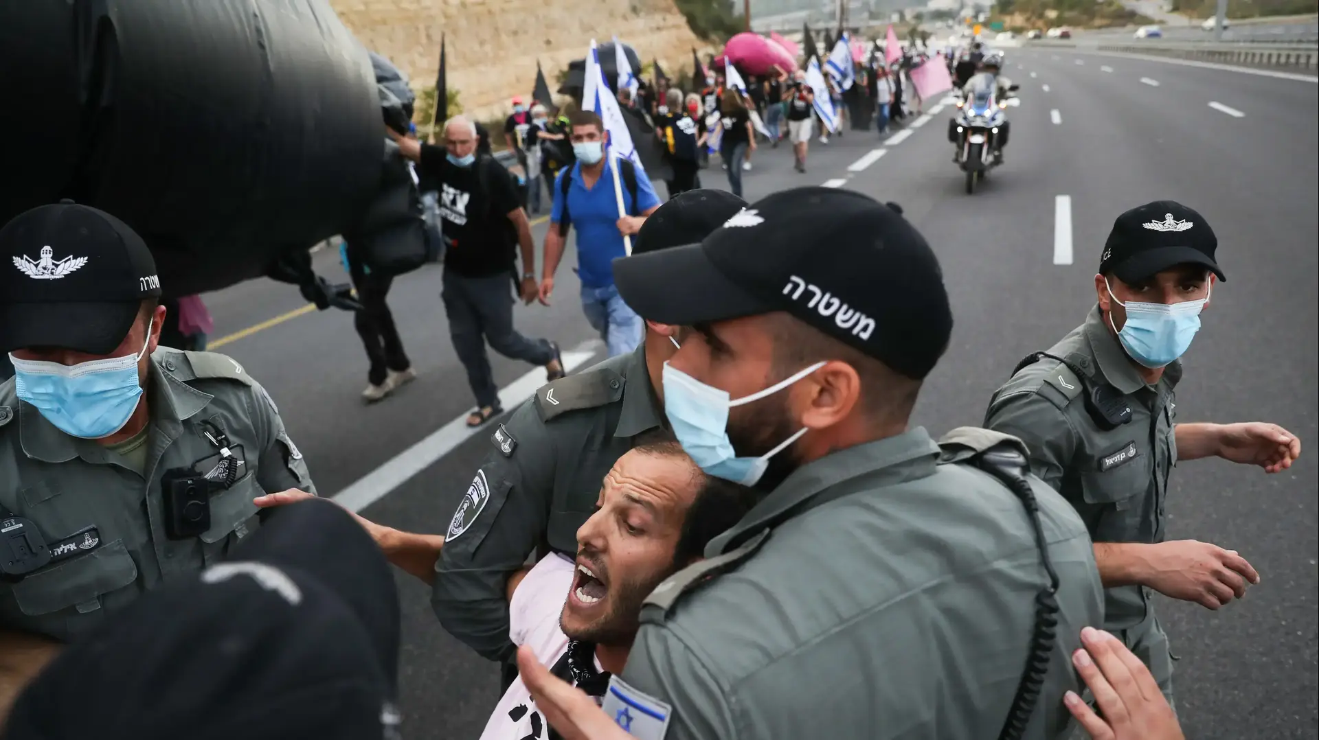 צעדת מחאה בדרישה להקים ועדת חקירה לפרשת הצוללות ממחלף חמד עד לירושלים בכביש 1. 14 בנובמבר 2020 צעדת מחאה בדרישה להקים ועדת חקירה לפרשת הצוללות ממחלף חמד עד לירושלים בכביש 1. 14 בנובמבר 2020