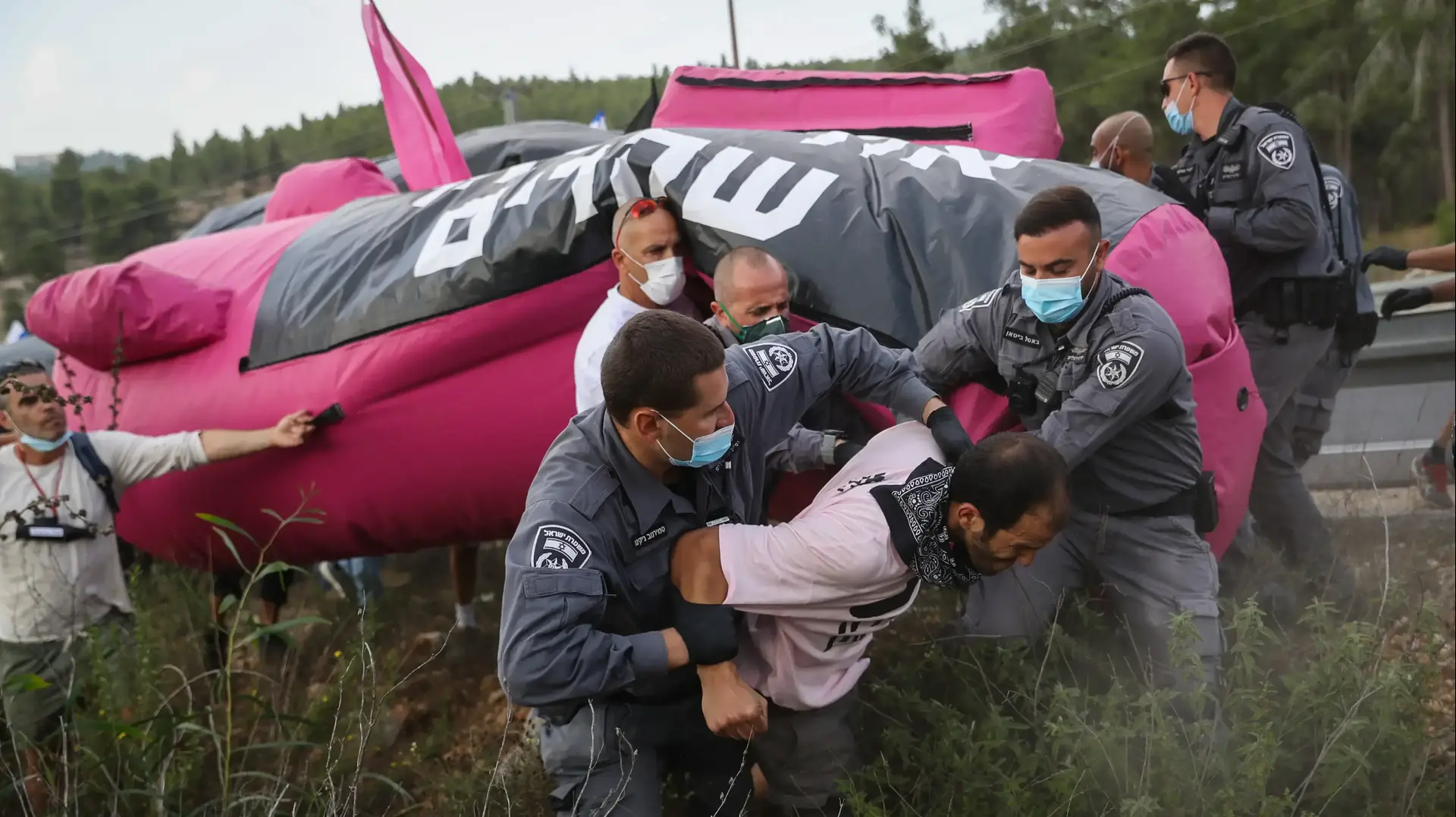 צעדת מחאה בדרישה להקים ועדת חקירה לפרשת הצוללות ממחלף חמד עד לירושלים בכביש 1. 14 בנובמבר 2020 צעדת מחאה בדרישה להקים ועדת חקירה לפרשת הצוללות ממחלף חמד עד לירושלים בכביש 1. 14 בנובמבר 2020