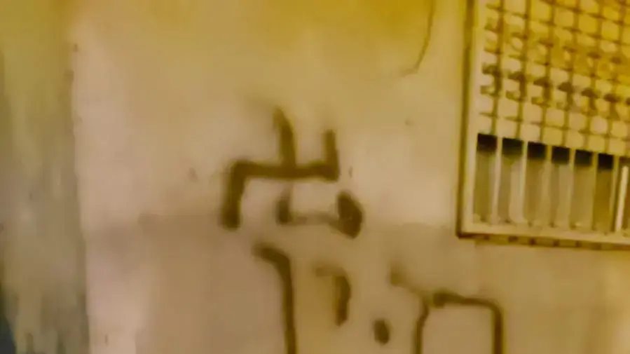 כתובת גרפיטי נגד ראש הממשלה לשעבר יצחק רבין, שרוססה ליד סמוך לשלט מחאה נגד בנימין נתניהו בתל אביב. 14 בנובמבר 2020 כתובת גרפיטי נגד ראש הממשלה לשעבר יצחק רבין, שרוססה ליד סמוך לשלט מחאה נגד בנימין נתניהו בתל אביב. 14 בנובמבר 2020