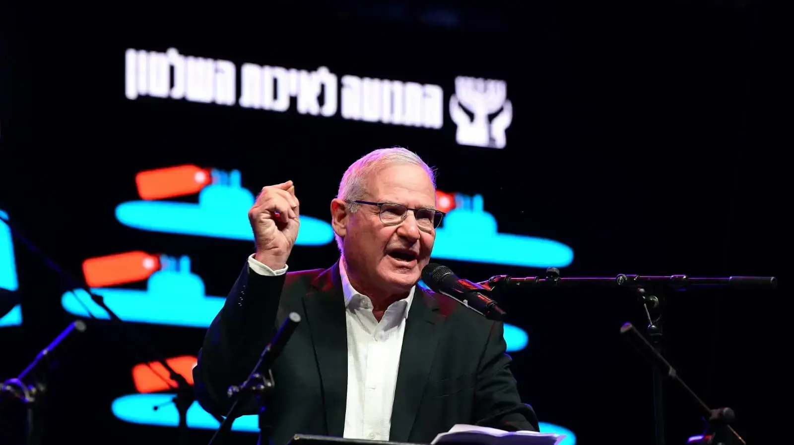עמוס ידלין בהפגנת התנועה לאיכות השלטון, כיכר רבין, ת"א, 14 בנובמבר 2020 עמוס ידלין בהפגנת התנועה לאיכות השלטון, כיכר רבין, ת"א, 14 בנובמבר 2020