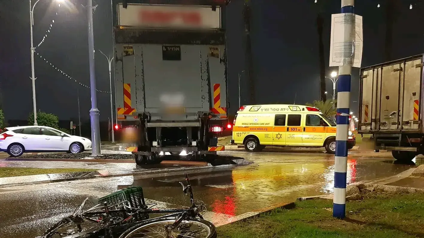 זירת תאונת הדרכים בה נפצע רוכב אופניים בן 30, עובד זר, באורח קשה מפגיעת משאית ברחוב יגאל אלון פינת חיים ברלב באור יהודה. 15 בנובמבר 2020 זירת תאונת הדרכים בה נפצע רוכב אופניים בן 30, עובד זר, באורח קשה מפגיעת משאית ברחוב יגאל אלון פינת חיים ברלב באור יהודה. 15 בנובמבר 2020