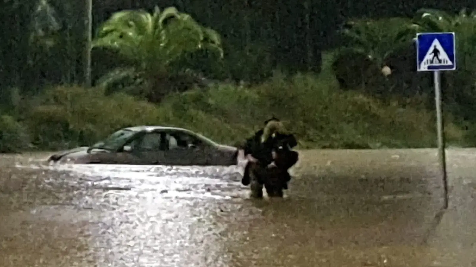 רכב לכוד בהצפות באשקלון בעקבות הגשמים. 15 בנובמבר 2020 רכב לכוד בהצפות באשקלון בעקבות הגשמים. 15 בנובמבר 2020