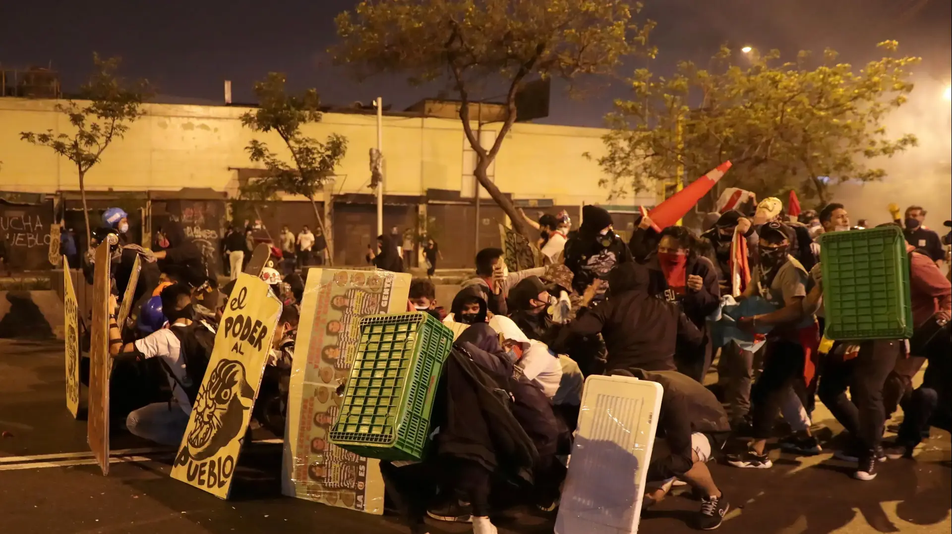 מפגינים תופסים מחסה בעימות עם המשטרה במהלך מחאה נגד החלטת הקונגרס להרחיק את הנשיא לשעבר, לימה, פרו מפגינים תופסים מחסה בעימות עם המשטרה במהלך מחאה נגד החלטת הקונגרס להרחיק את הנשיא לשעבר, לימה, פרו