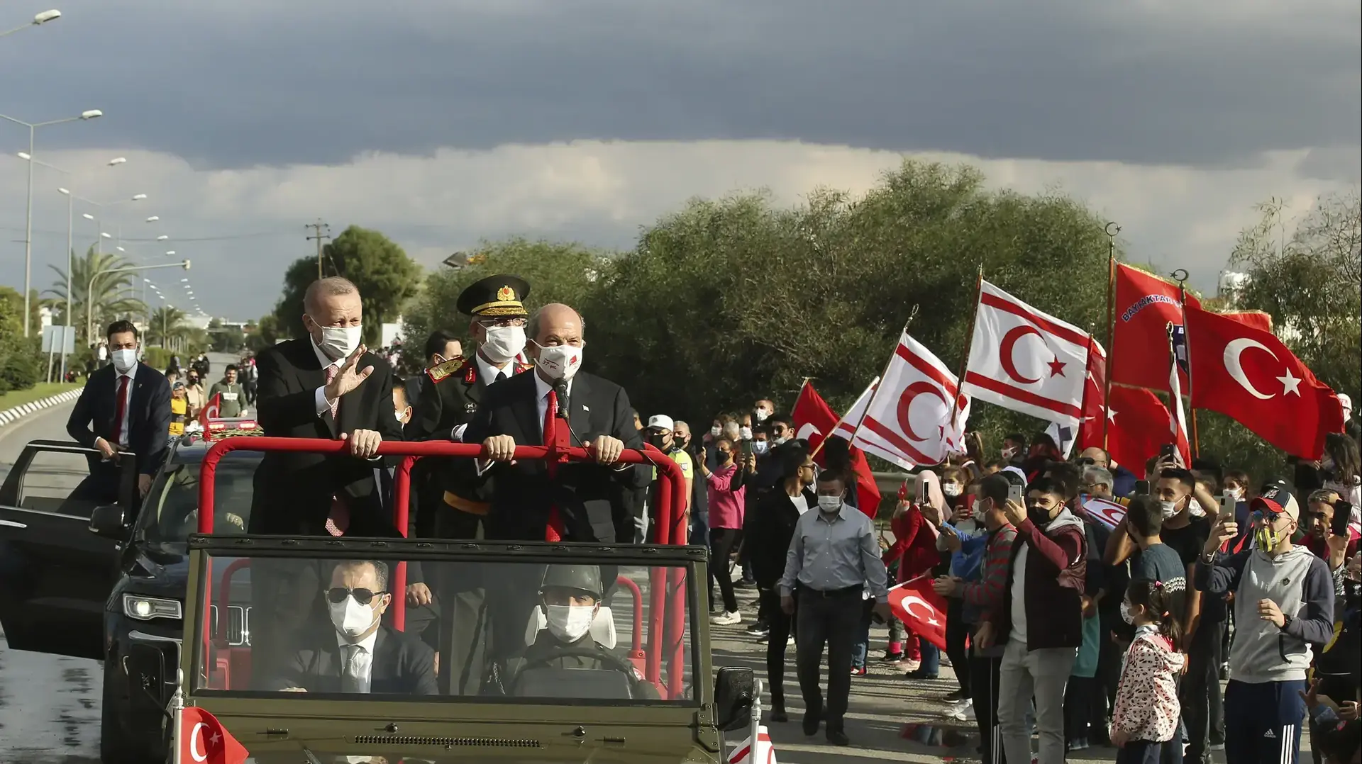 נשיא טורקיה רג'פ טאיפ ארדואן, משמאל, וארסין טטאר, נשיא קפריסין הטורקית,ניקוסיה, קפריסין,15 בנובמבר 2020.