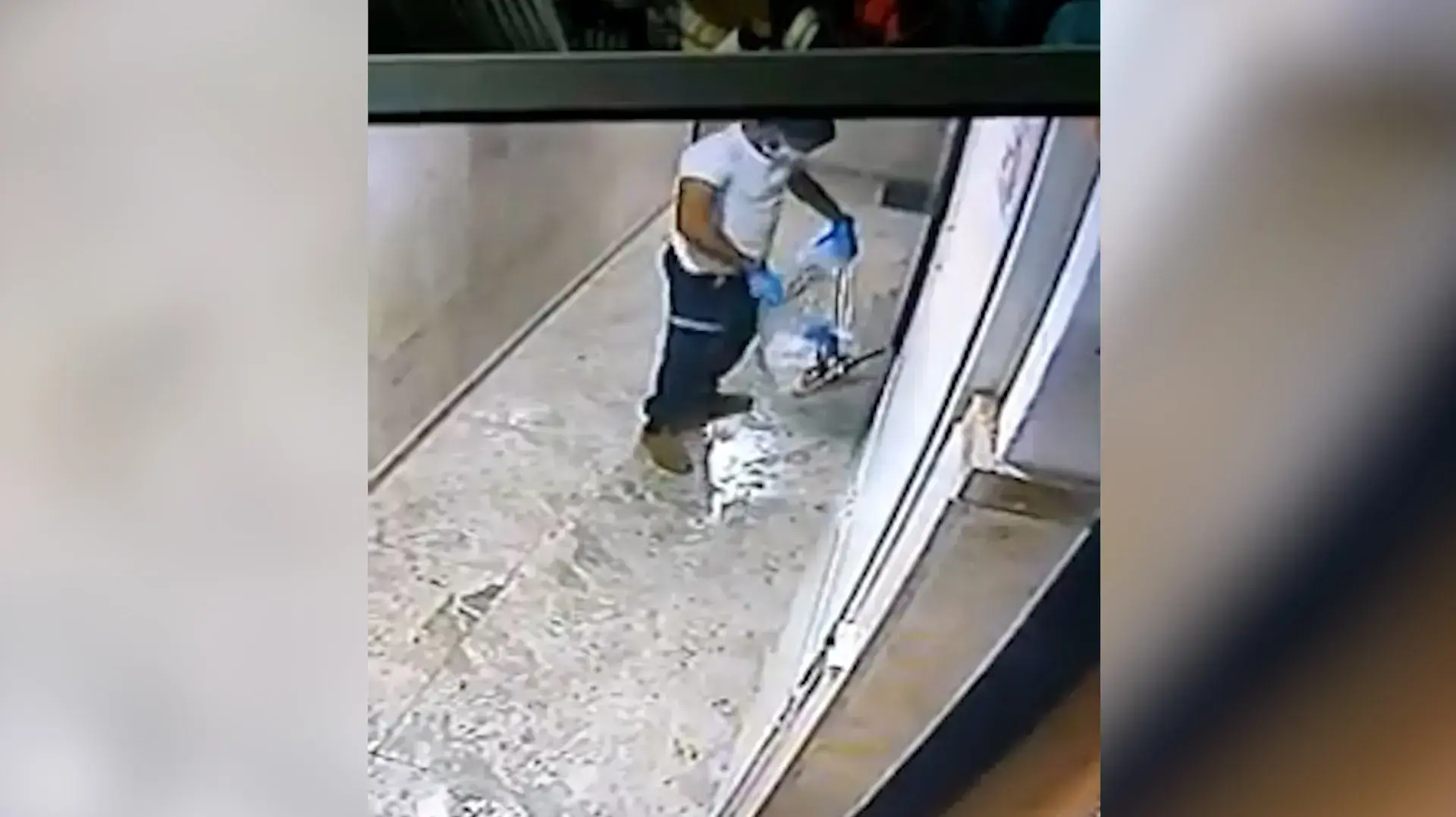 עובד מד"א שערך בדיקות קורונה ביפו ירק על תמונות ישו ומריה עובד מד"א שערך בדיקות קורונה ביפו ירק על תמונות ישו ומריה