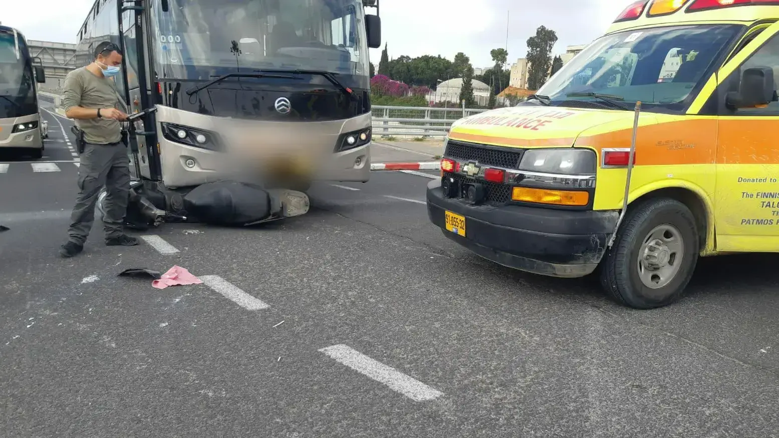 זירת תאונת הדרכים בה נפצע רוכב אופנוע בן 71 באורח בינוני מפגיעת אוטובוס במחלף תל חי בכפר סבא. 16 בנובמבר 2020
זירת תאונת הדרכים בה נפצע רוכב אופנוע בן 71 באורח בינוני מפגיעת אוטובוס במחלף תל חי בכפר סבא. 16 בנובמבר 2020