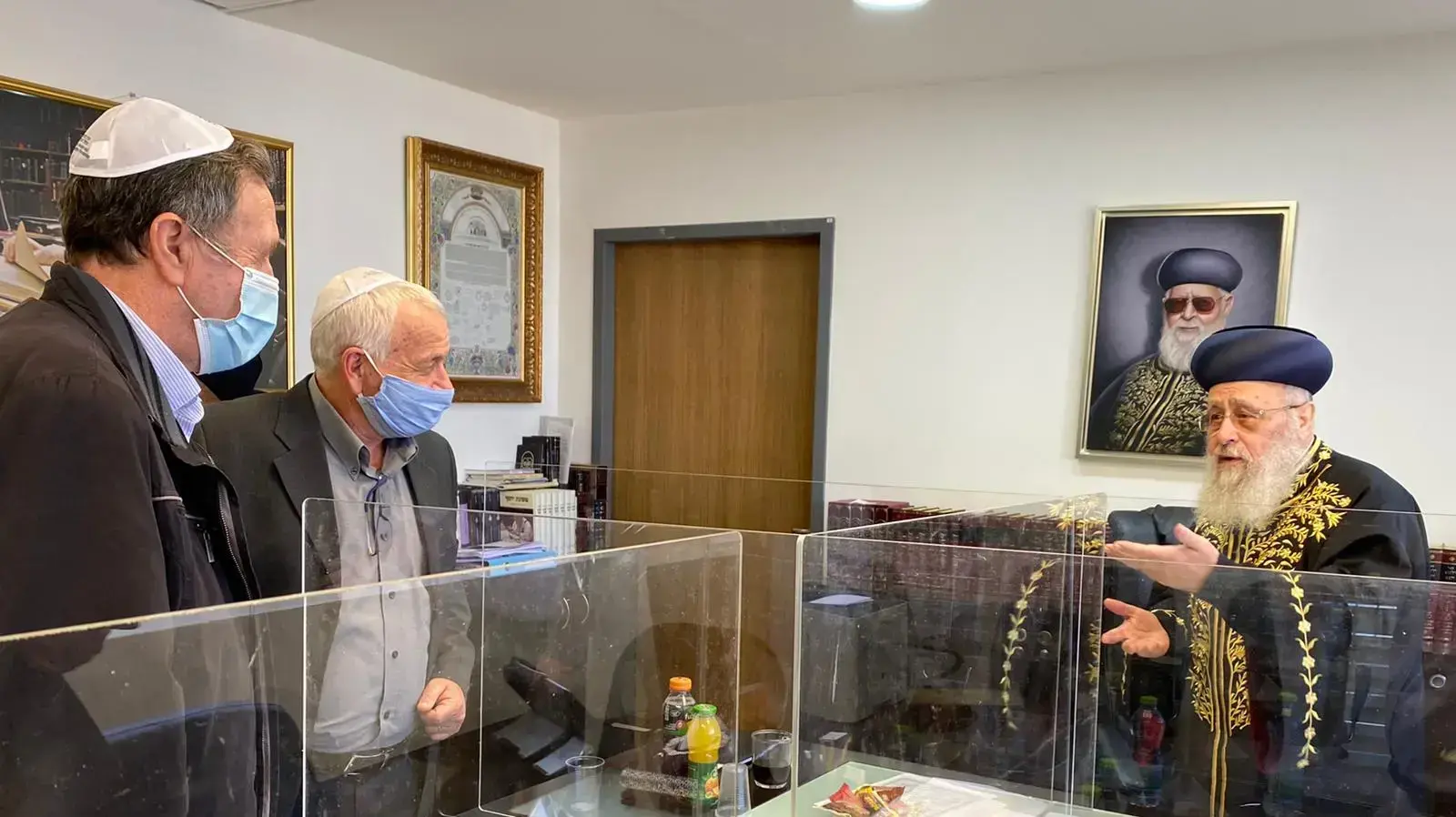 הראשון לציון הרב הראשי לישראל הגר"י יוסף עם שר החקלאות ופיתוח הכפר אלון שוסטר הראשון לציון הרב הראשי לישראל הגר"י יוסף עם שר החקלאות ופיתוח הכפר אלון שוסטר