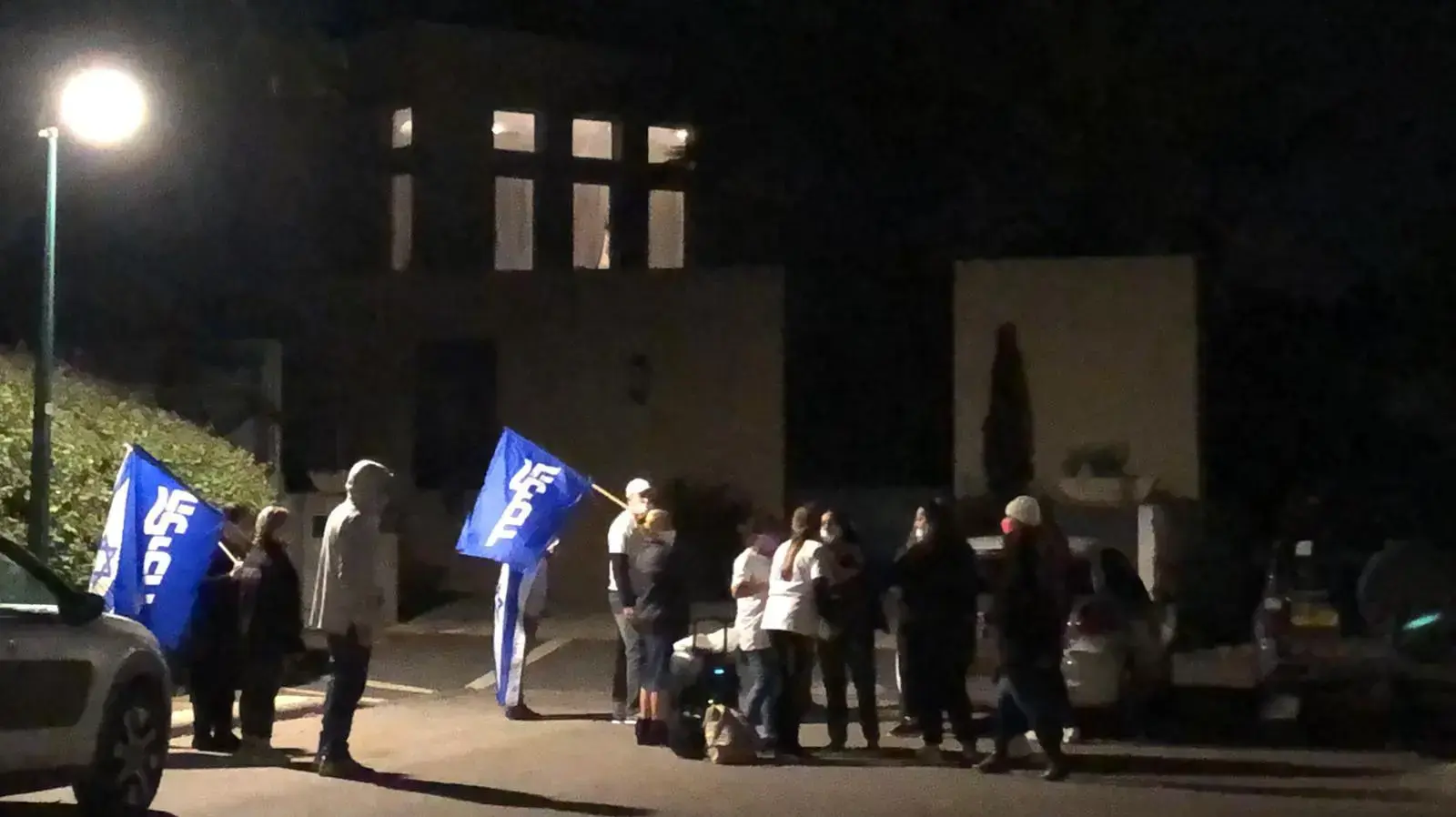 קומץ מפגינים נושאי דגלי ליכוד הפגינו מול בית משפחת פרקש בקיסריה, 17 בנובמבר 2020