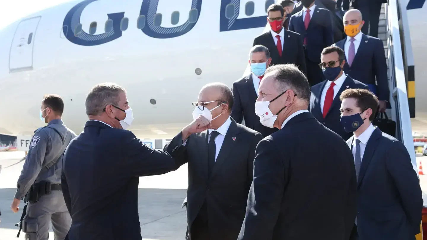 שר החוץ גבי אשכנזי ושר החוץ של בחריין עבד א-לטיף זיאני בנתב"ג, 18 בנובמבר 2020 שר החוץ גבי אשכנזי ושר החוץ של בחריין עבד א-לטיף זיאני בנתב"ג, 18 בנובמבר 2020