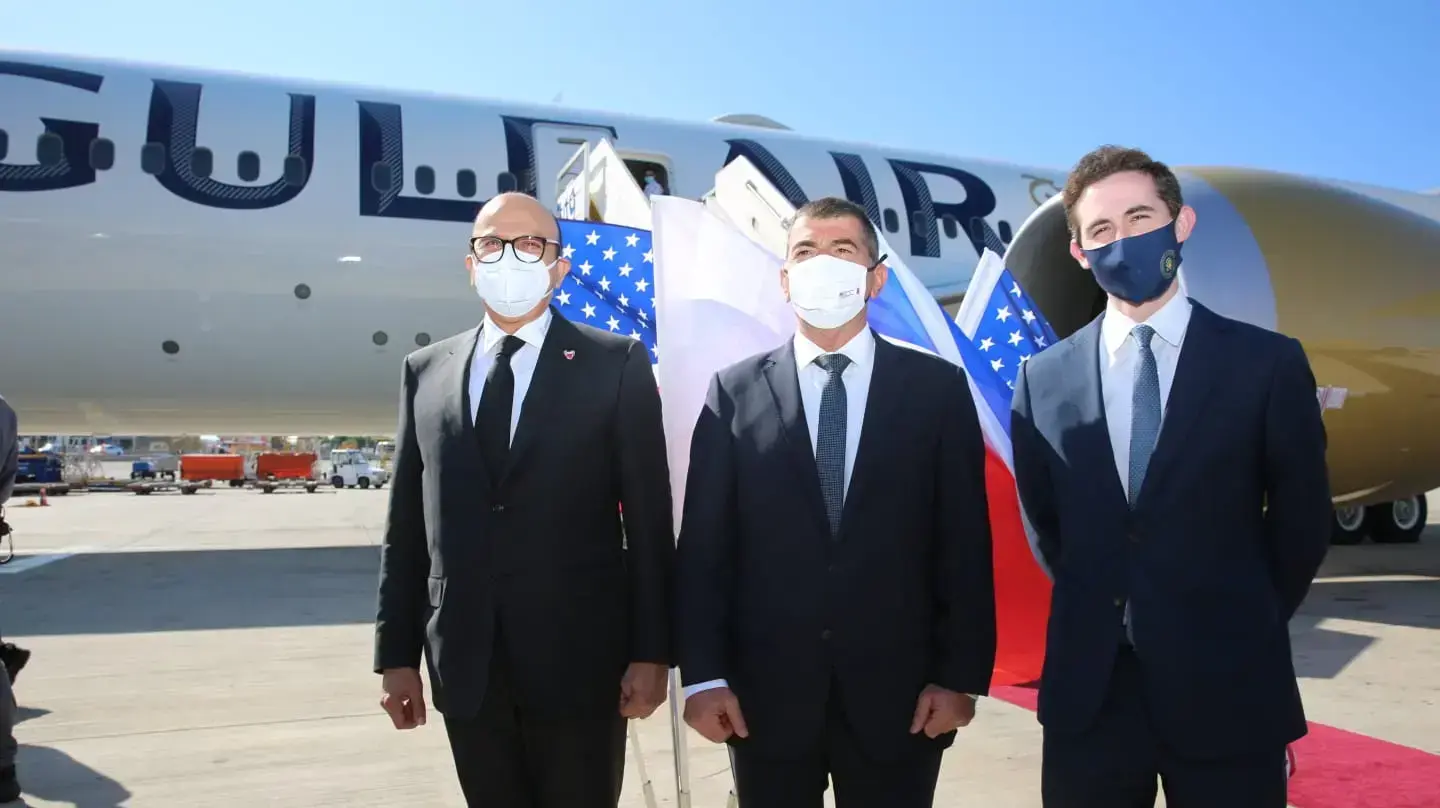 שר החוץ גבי אשכנזי ,שר החוץ של בחריין עבד א-לטיף זיאני ואבי ברקוביץ' שליח הבית הלבן למזה"ת בנתב"ג, 18 בנובמבר 2020 שר החוץ גבי אשכנזי ,שר החוץ של בחריין עבד א-לטיף זיאני ואבי ברקוביץ' שליח הבית הלבן למזה"ת בנתב"ג, 18 בנובמבר 2020
