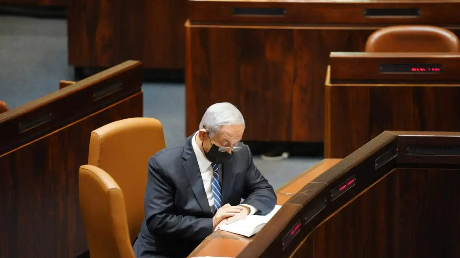רה"מ נתניהו בדיון על הפסקת כהונה של ראש הממשלה מחמת הגשת כתב אישום, כנסת, 18 בנובמבר 2020 רה"מ נתניהו בדיון על הפסקת כהונה של ראש הממשלה מחמת הגשת כתב אישום, כנסת, 18 בנובמבר 2020