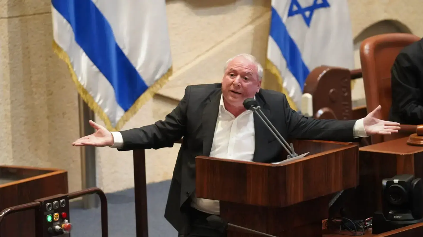 דודי אמסלם בדיון על הפסקת כהונה של ראש הממשלה מחמת הגשת כתב אישום, כנסת, 18 בנובמבר 2020 דודי אמסלם בדיון על הפסקת כהונה של ראש הממשלה מחמת הגשת כתב אישום, כנסת, 18 בנובמבר 2020