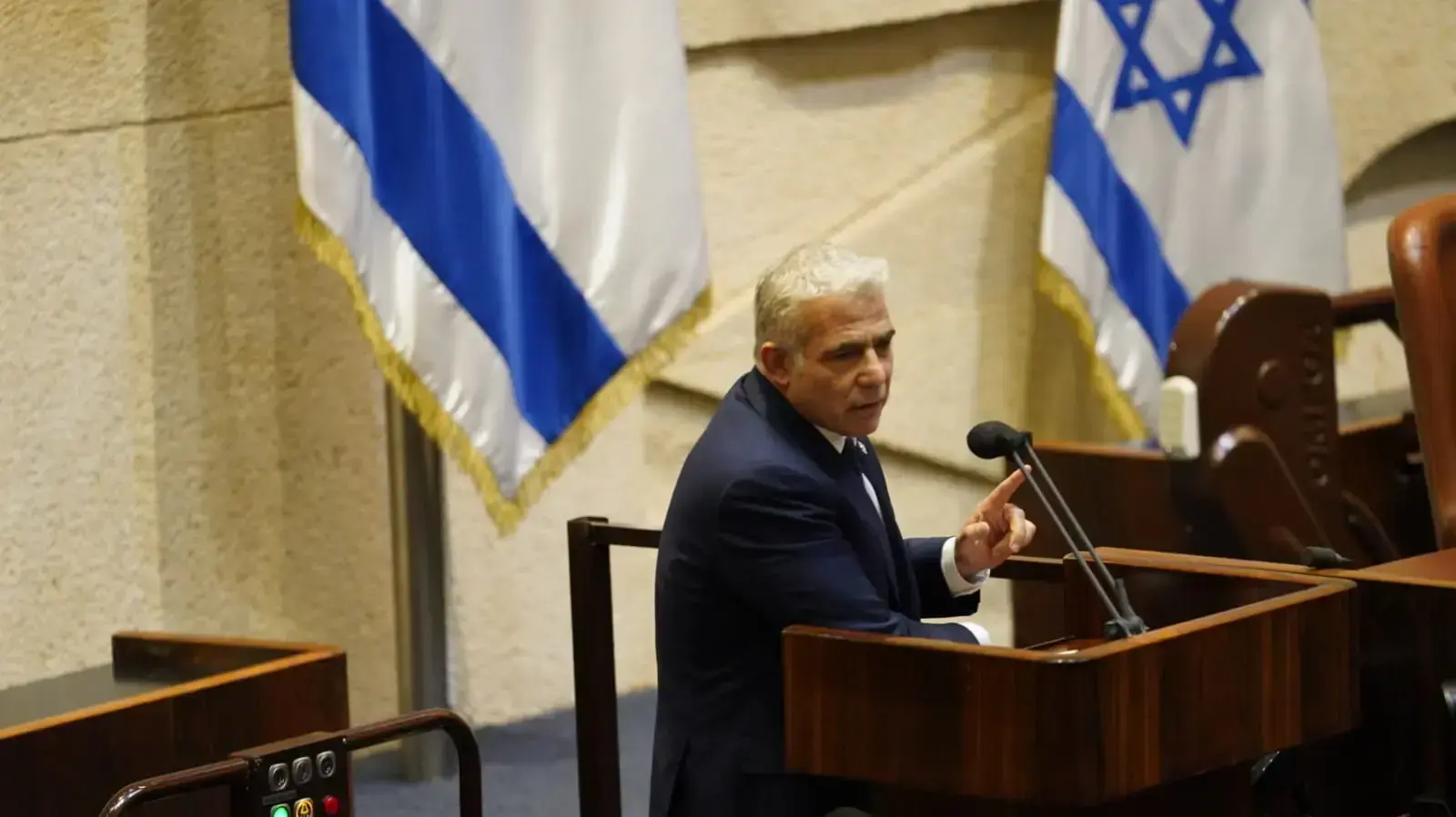 יאיר לפיד נתניהו בדיון על הפסקת כהונה של ראש הממשלה מחמת הגשת כתב אישום, כנסת, 18 בנובמבר 2020 יאיר לפיד נתניהו בדיון על הפסקת כהונה של ראש הממשלה מחמת הגשת כתב אישום, כנסת, 18 בנובמבר 2020