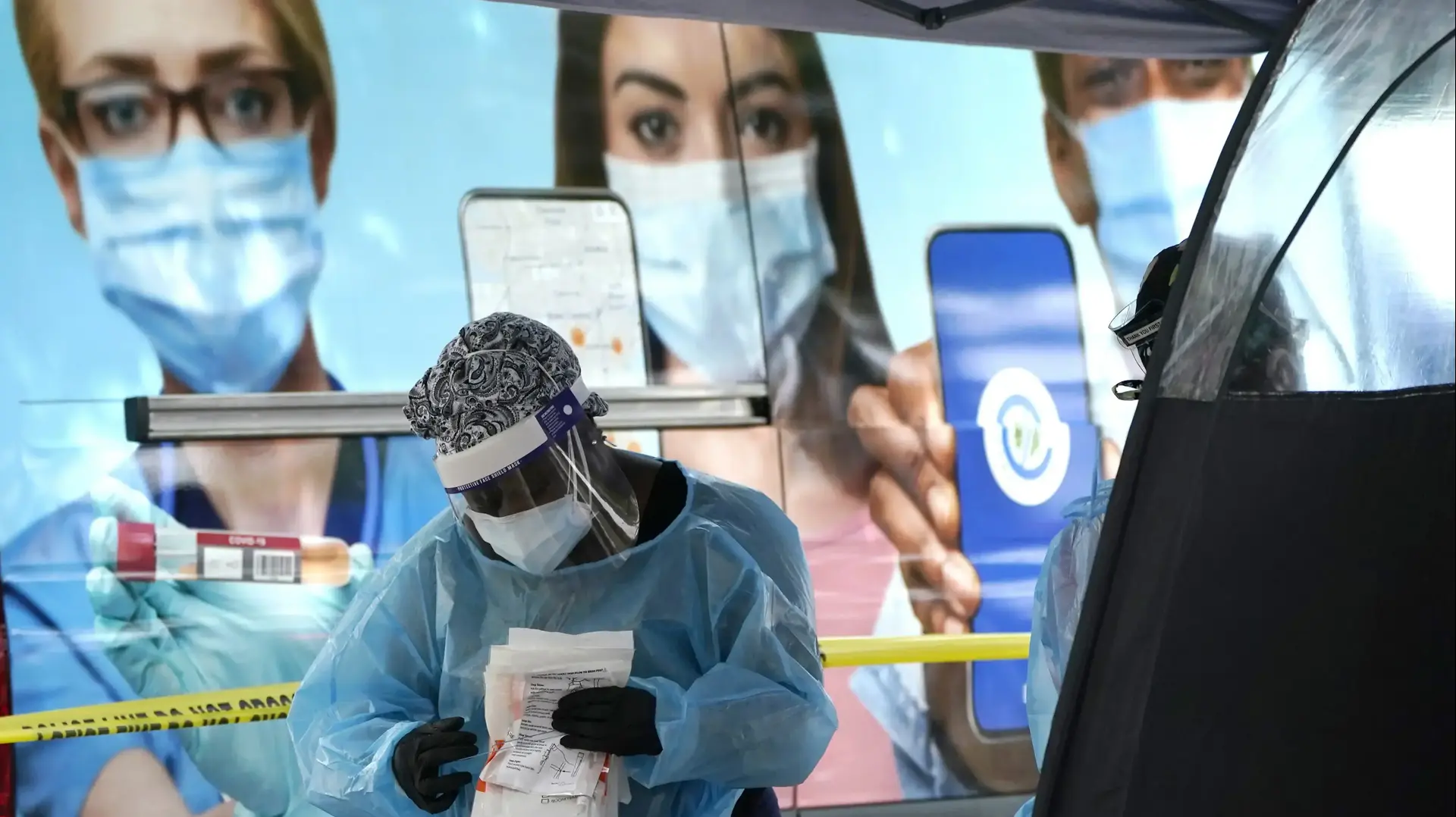 איש צוות באתר בדיקות קורונה במיאמי, 18 בנובמבר 2020 איש צוות באתר בדיקות קורונה במיאמי, 18 בנובמבר 2020