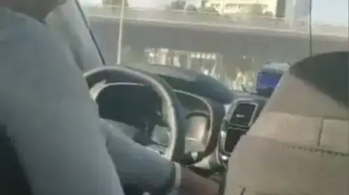 נהג מסמס תוך כדי נהיגה, יוני 2020 נהג מסמס תוך כדי נהיגה, יוני 2020