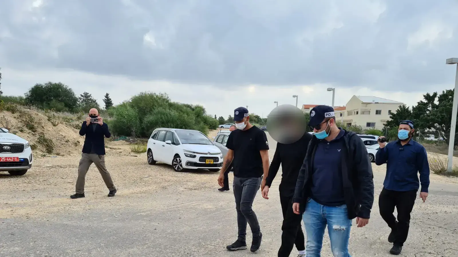 האב החשוד בהתעללות למוות של בנו הפעוט בן ה-4 חודשים במהלך הלוויתו בבית העלמין ניצן 20 בנובמבר 2020
האב החשוד בהתעללות למוות של בנו הפעוט בן ה-4 חודשים במהלך הלוויתו בבית העלמין ניצן 20 בנובמבר 2020