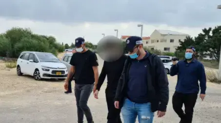 האב החשוד בהתעללות למוות של בנו הפעוט בן ה-4 חודשים במהלך הלוויתו בבית העלמין ניצן 20 בנובמבר 2020 האב החשוד בהתעללות למוות של בנו הפעוט בן ה-4 חודשים במהלך הלוויתו בבית העלמין ניצן 20 בנובמבר 2020
