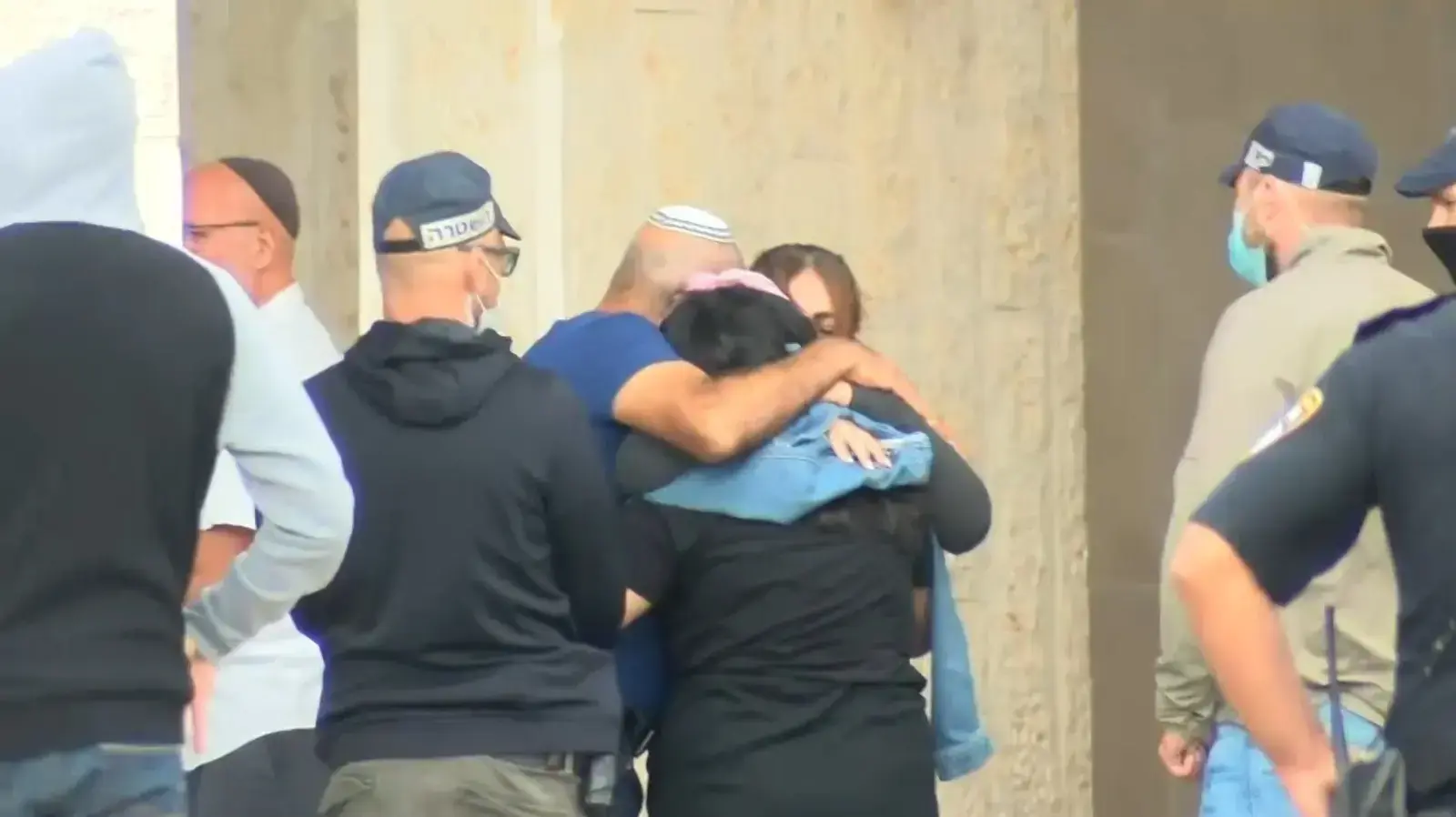 הוריו החשודים בהתעללות למוות של בנם התינוק בן הארבעה חודשים במהלך הלוויתו בבית העלמין ניצן, בליווי שוטרים. 20 בנובמבר 2020 הוריו החשודים בהתעללות למוות של בנם התינוק בן הארבעה חודשים במהלך הלוויתו בבית העלמין ניצן, בליווי שוטרים. 20 בנובמבר 2020