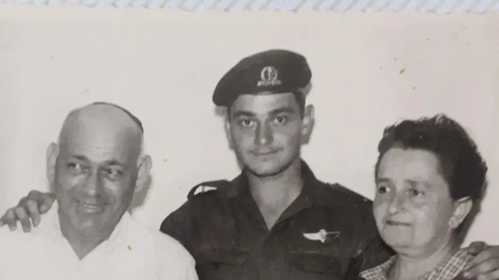 אהרון שחק במהלך שירותו הצבאי עם הוריו אשר ושרה אהרון שחק במהלך שירותו הצבאי עם הוריו אשר ושרה