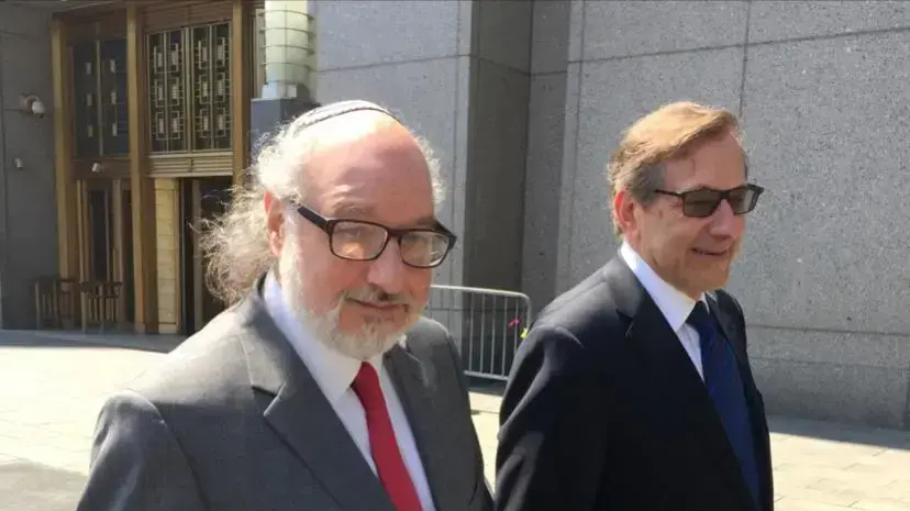 ג'ונתן פולארד, לצד עורך דינו אליוט לאואר בתום דיון בבית המשפט הפדרלי בניו יורק - 11 באוגוסט 2016